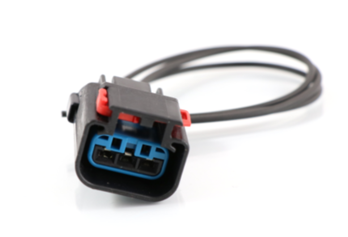 Advance Truck Parts USA A0001500320 DDE differential pressure harness connector showing a close-up studio perspective of the black connector housing, blue seal, and red lock tab