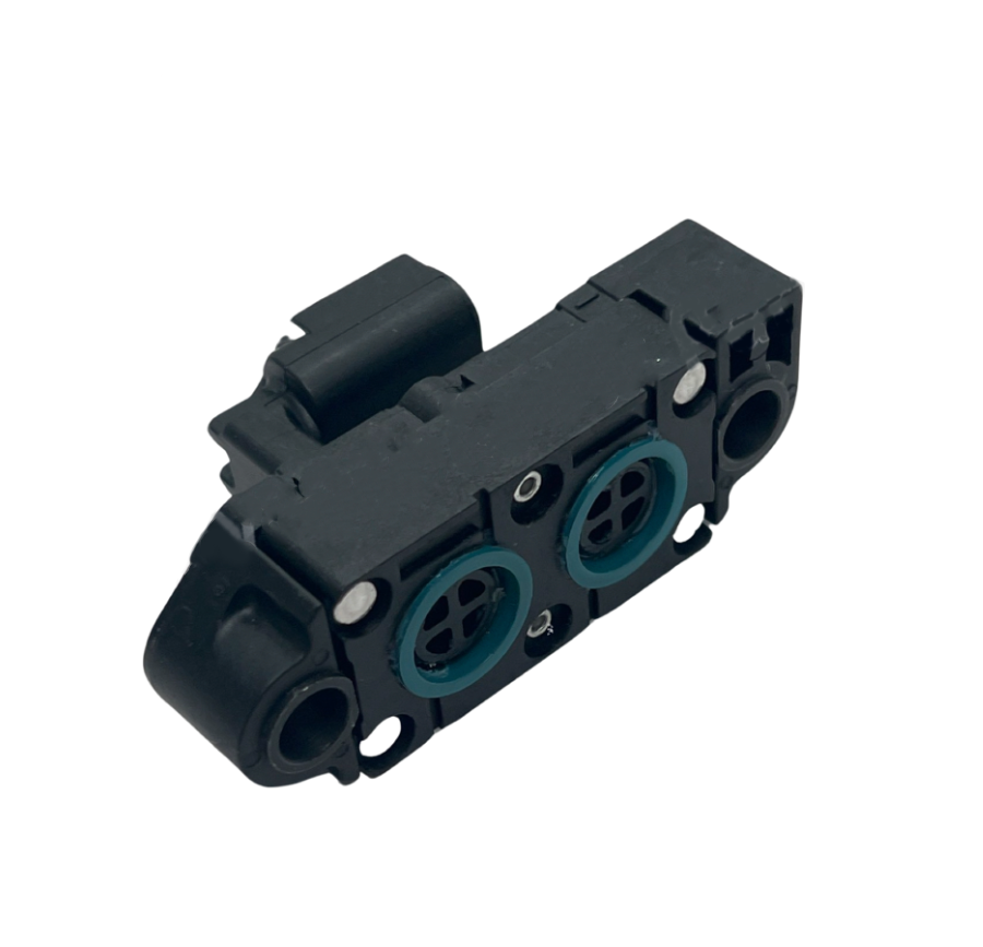 Advance Truck Parts USA DDE A4701530628 EGR delta pressure sensor featuring dual green-sealed intake ports, black polymer body, mounting bolt bosses, and 3-pin connector
