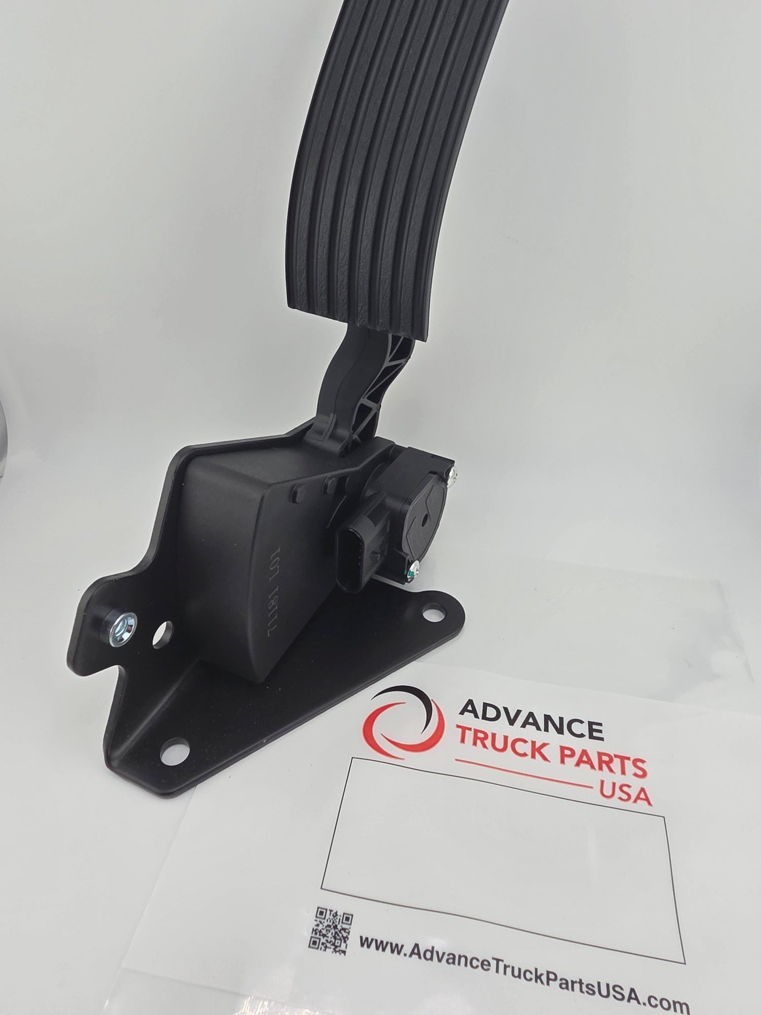 Advance Truck Parts USA 2596214C92 Accelerator Pedal Position (APP) sensor assembly for International and Navistar trucks featuring a textured pedal, mounting bracket, and electronic sensor housing on a studio background